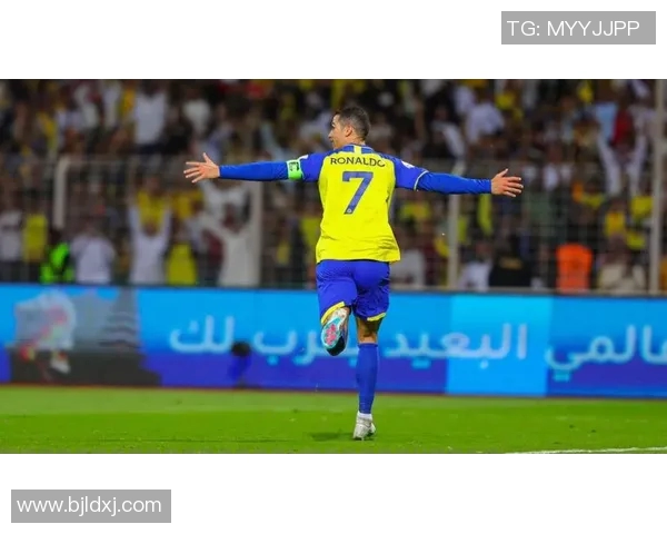 足球巨星C罗展现完美身姿大腿照片引发热议与关注